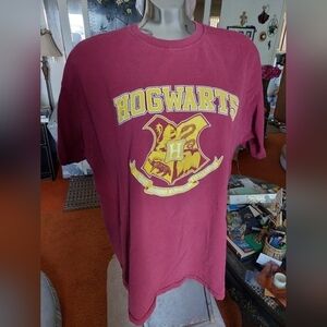 Vintage Harry Potter "Hogwarths" Burgandy T-shirt (Men's XL)